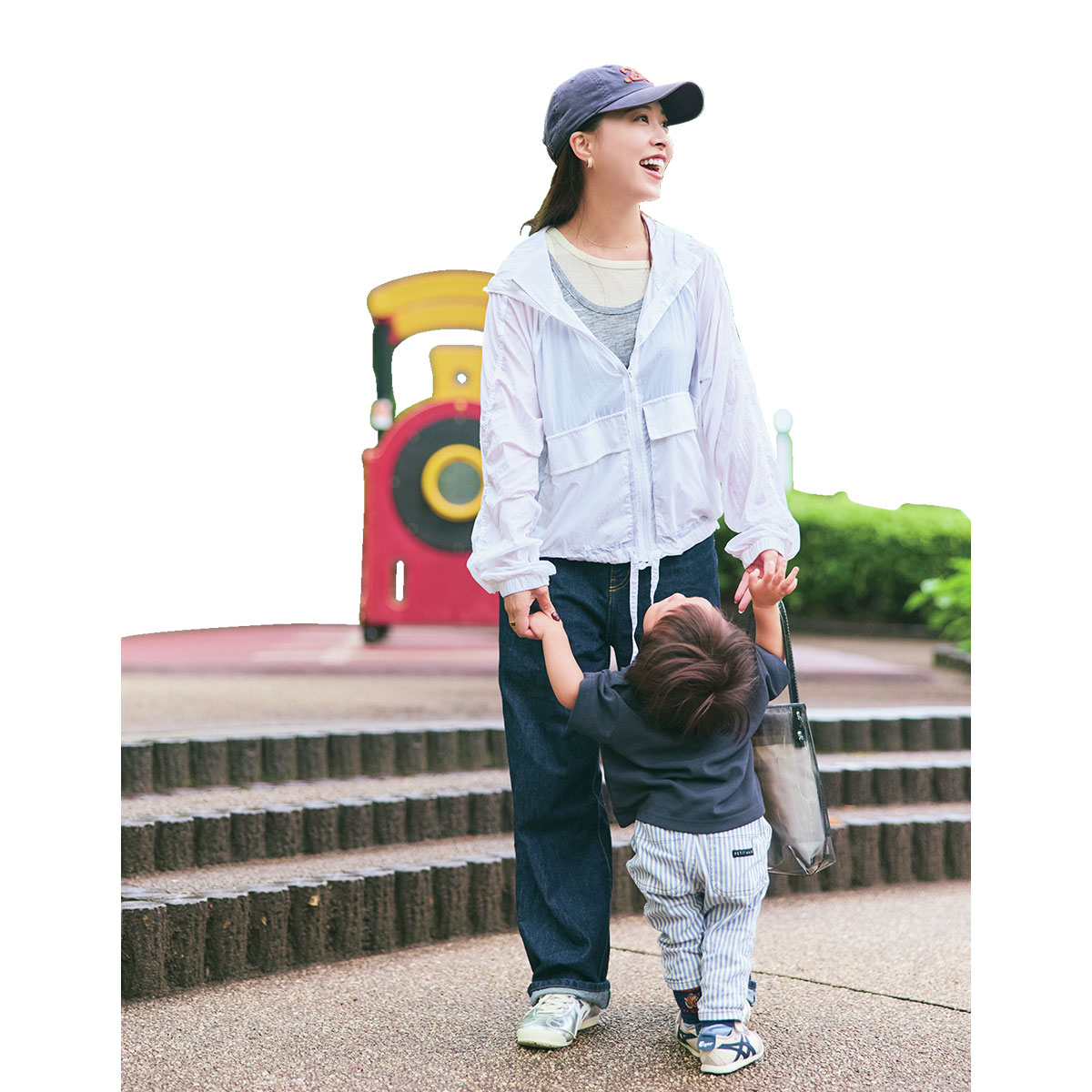 子どもと一緒に公園で遊ぶUV対策ママ