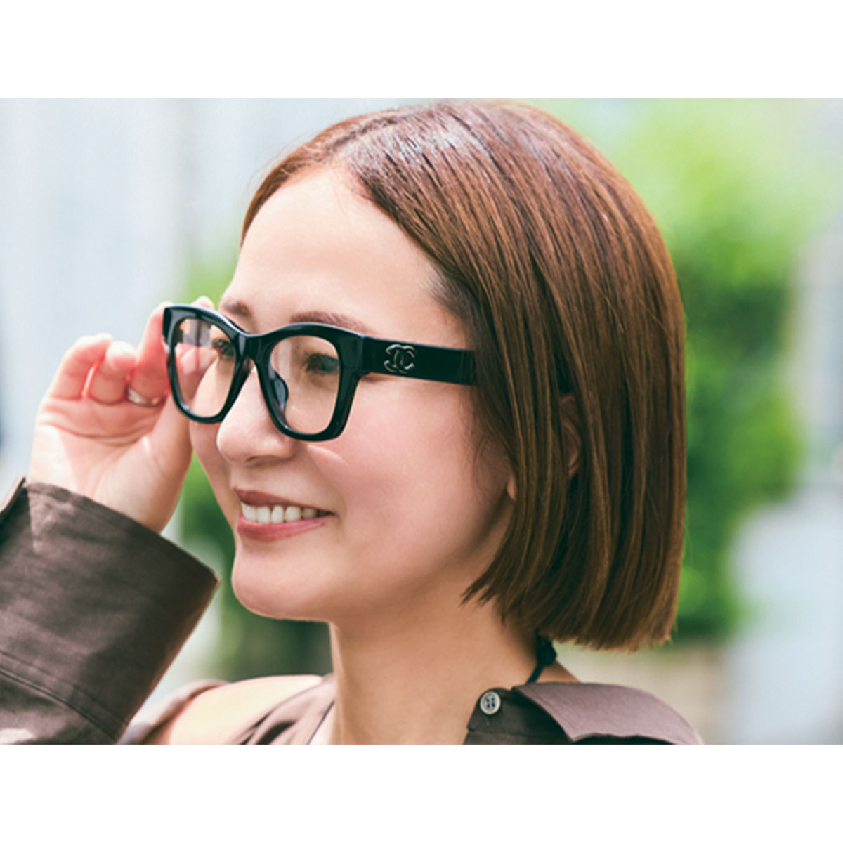 UVカット入りのシャネルの黒縁メガネをかけたママ