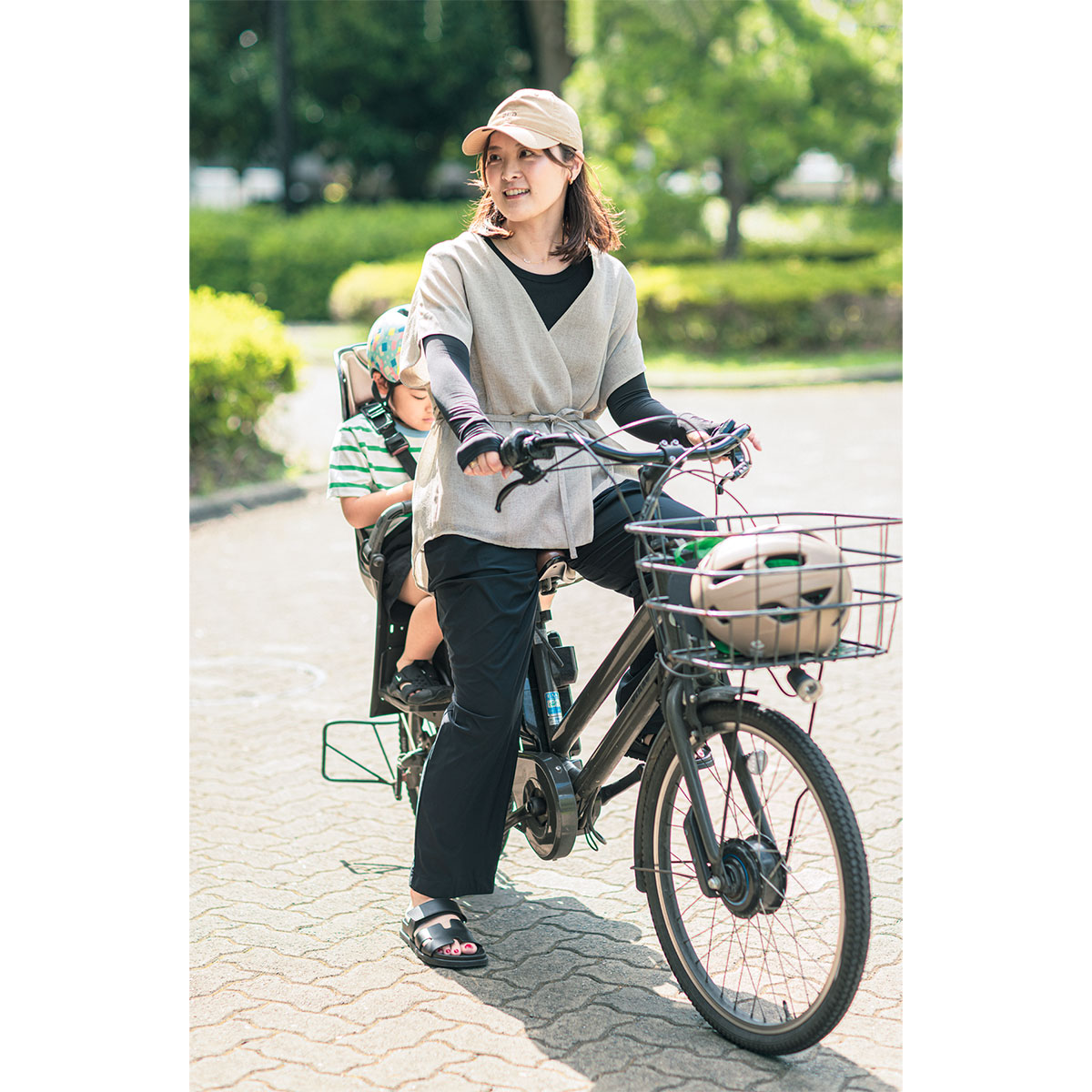 スタニングのスイムジャージーパンツでコーデし自転車に乗るママ
