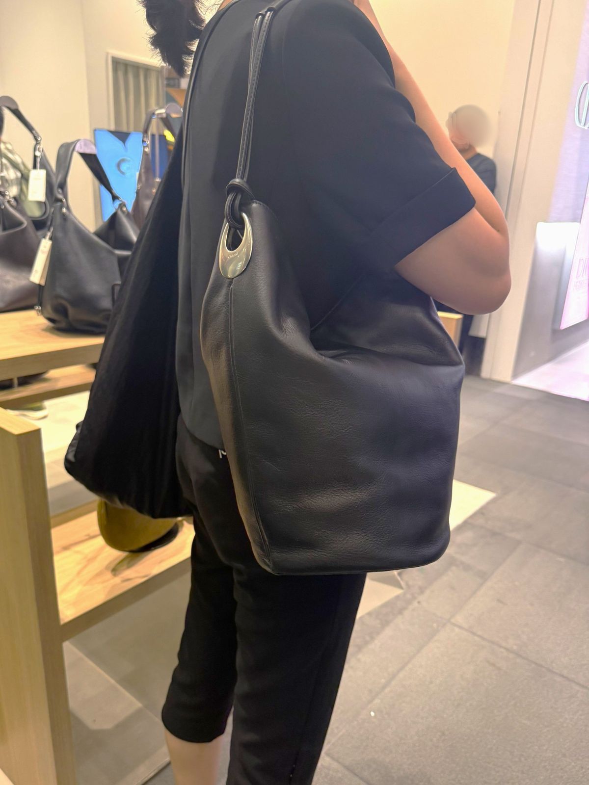 Atelie de LUMEN（アトリエ・ド・ルメン）の新作黒バッグ「コリン バケット バッグ（COLLEN BUCKET BAG）」２