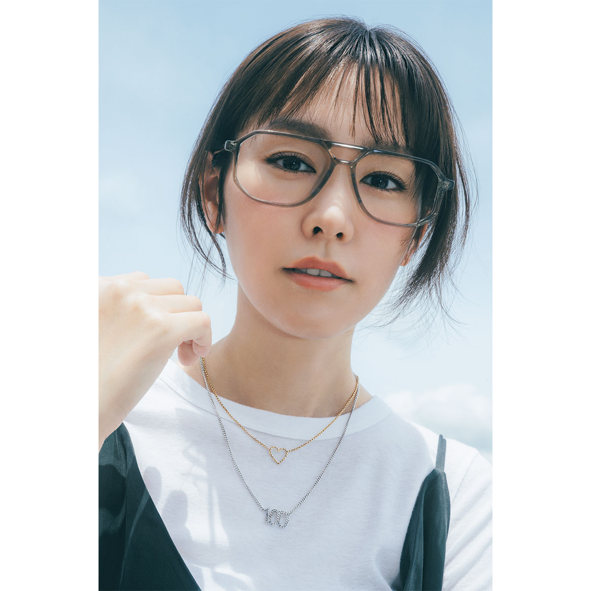 白Tに100とハートモチーフのネックレスを重ねづけした桐谷美玲さん