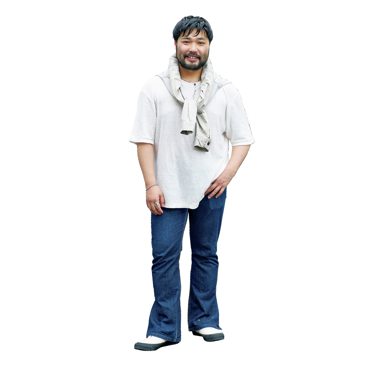 Tシャツとデニムにジャケットを肩掛けしたÉDIFICEバイヤーの三浦凛太郎さん