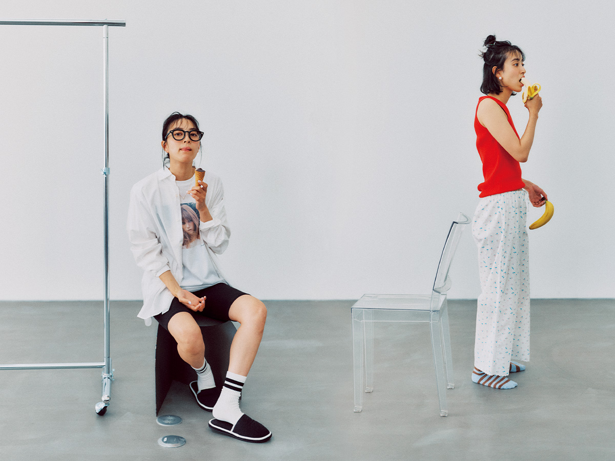 赤いタンクトップに小花柄パンツのコーデとシャツにTシャツをインしたショーパンコーデ
