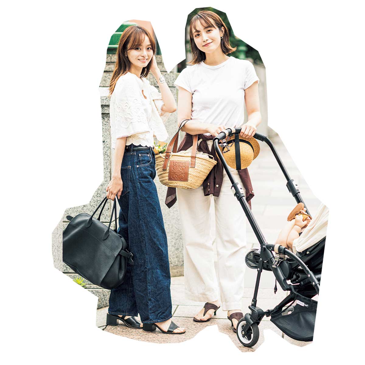 MARNOの白ブラウスとデニムにサンダルで抜け感を出した丸林広奈さんと白トップスと白デニムに同じくトングサンダルを合わせた妹さん