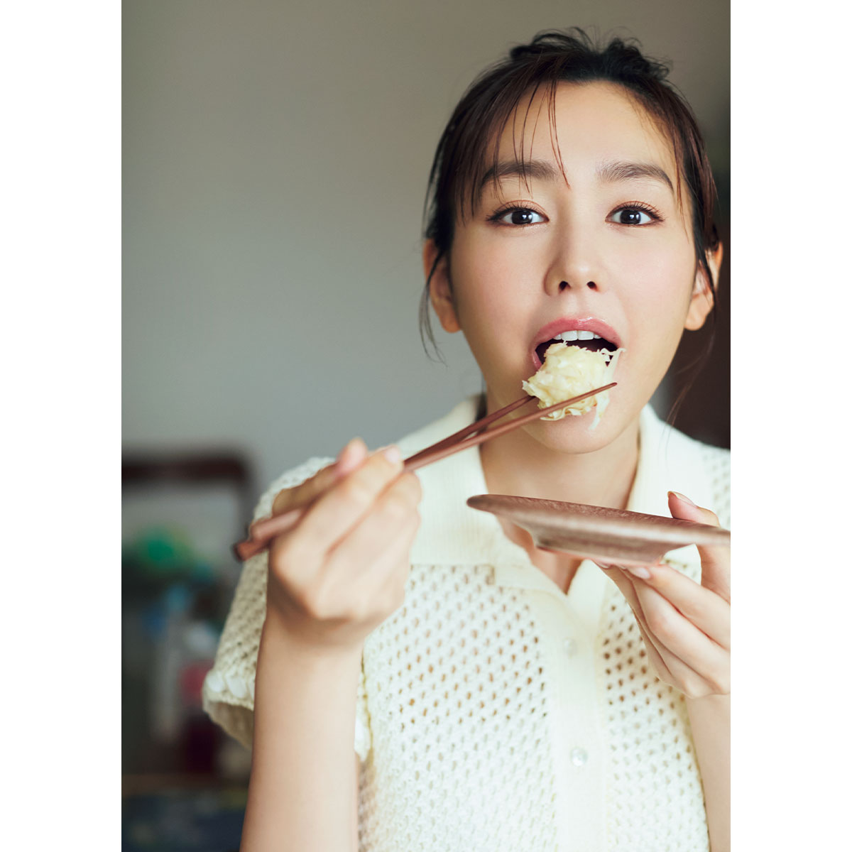 しゅうまいを口に運ぶ桐谷美玲さん