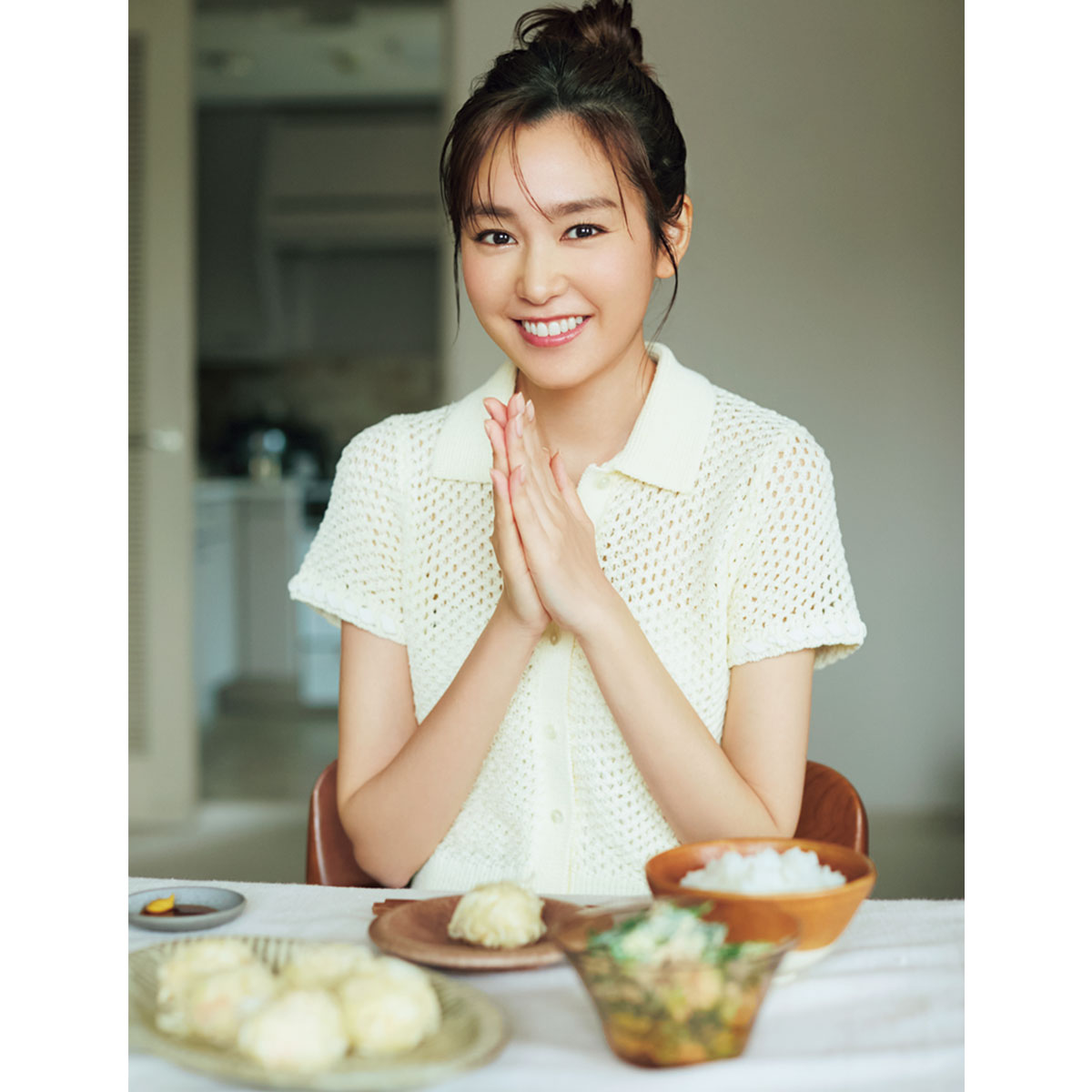 料理を前に手を合わす桐谷美玲さん