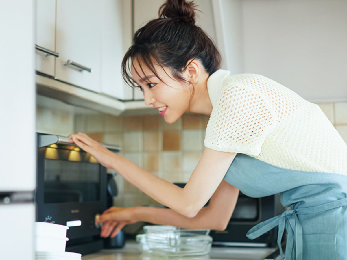 レンジを覗く桐谷美玲さん