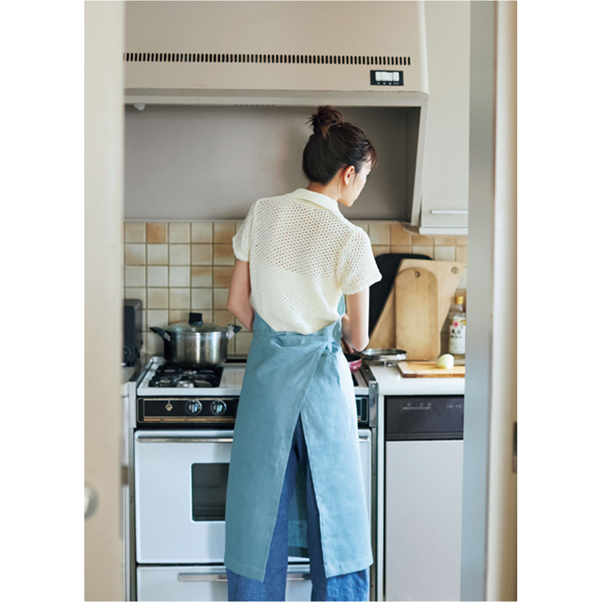 キッチンで料理する桐谷美玲さんの後ろ姿