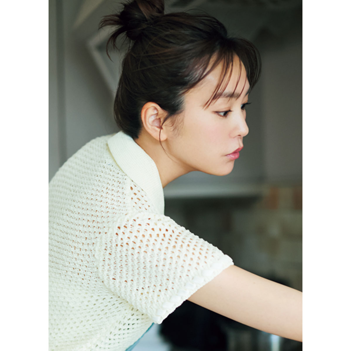 料理する桐谷美玲さん