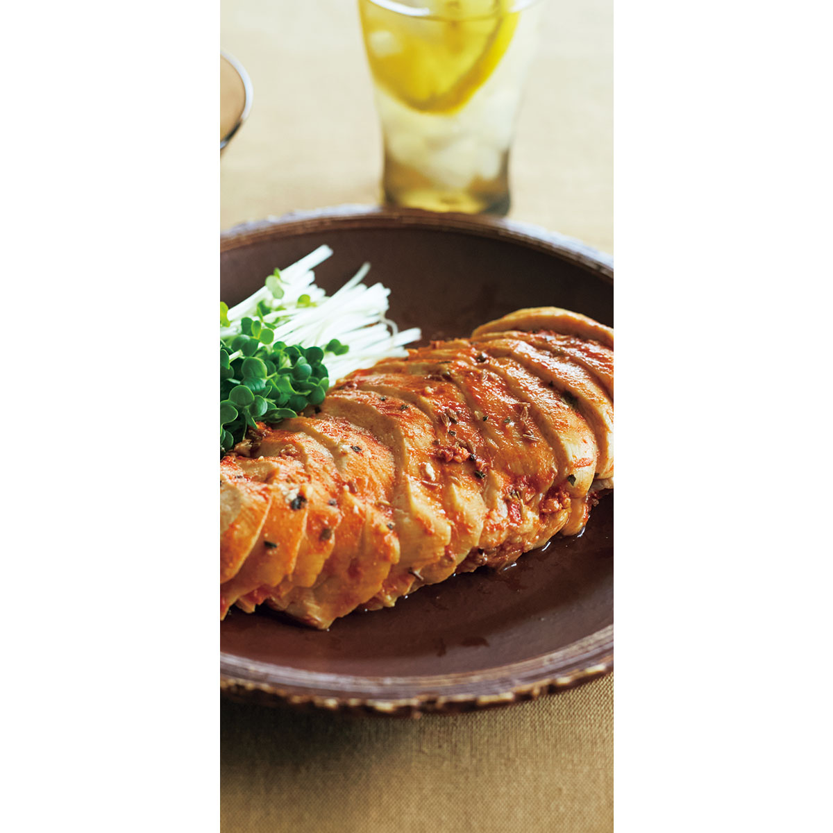 お皿に切り分けたタンドリー風サラダチキン