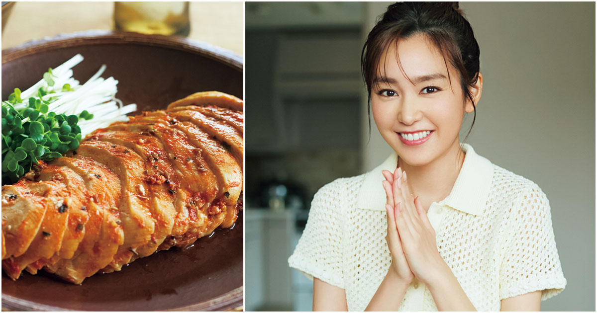 タンドリー風サラダチキンと笑顔で手を合わせる桐谷美玲さん