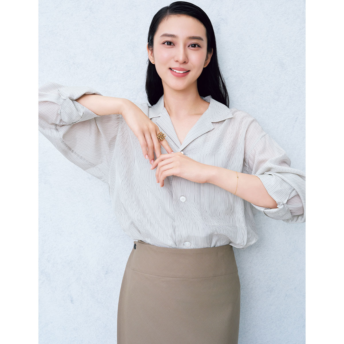 シャツコーデに私物のピアスとブレスレットとリングを上品にあわせた武井咲さん