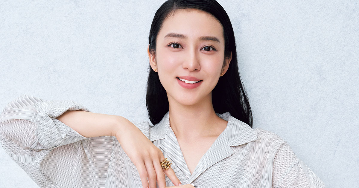 私物ジュエリーをつけた武井咲さん