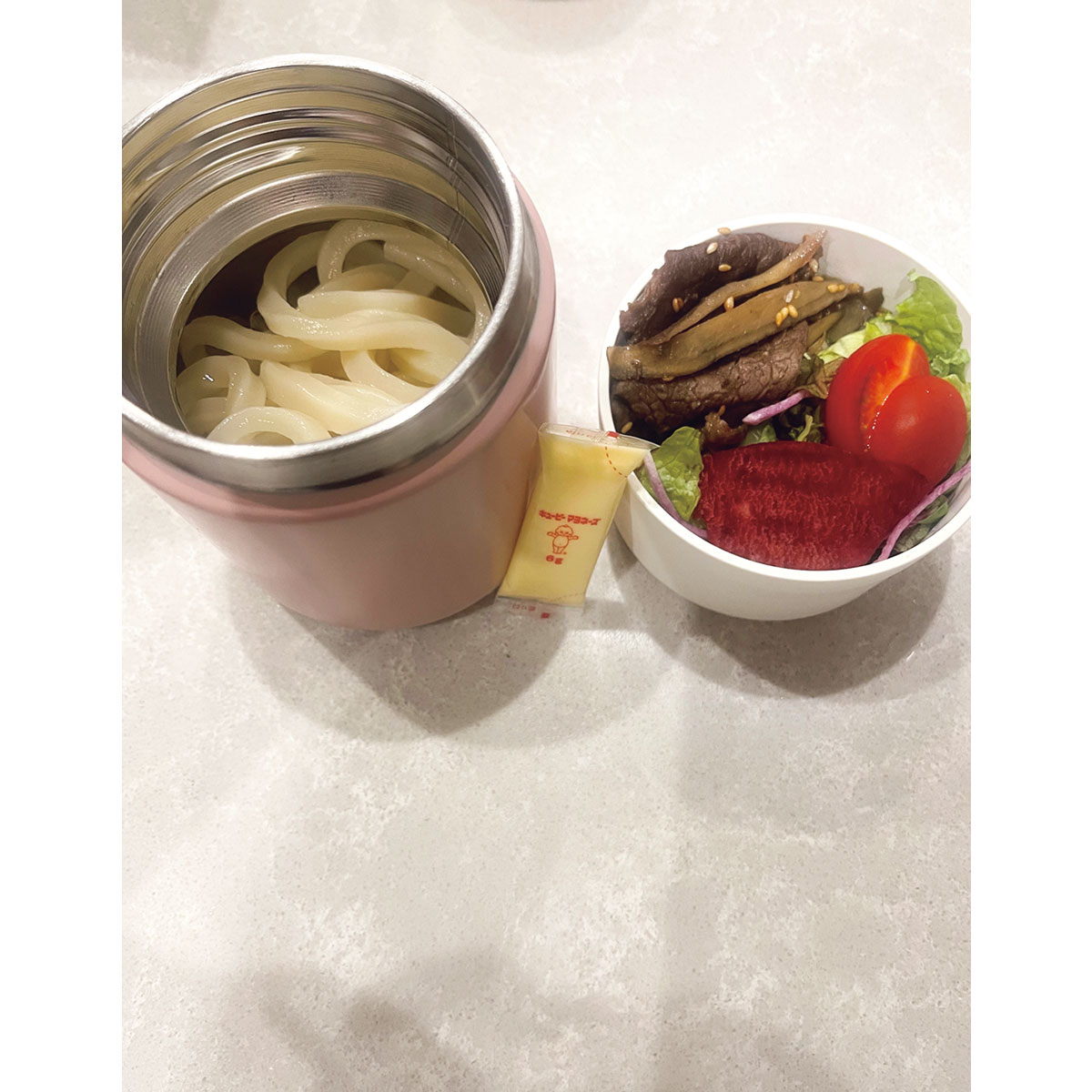 サーモスのスープランチセットにゆでたうどんを塩とごま油を入れたお弁当