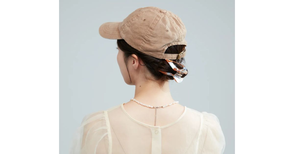 くるりんぱとヘアクリップで崩れにくいキャップの日のまとめ髪