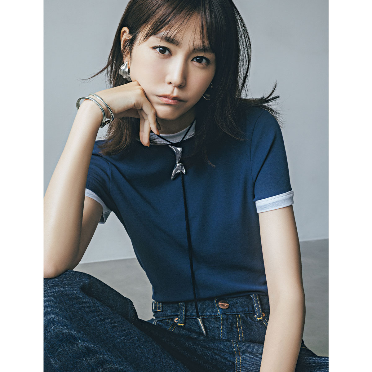 リンガーTシャツをホアキン・ベラオの存在感のあるピアスとバングル、ネックレスで引き締めたコーデ