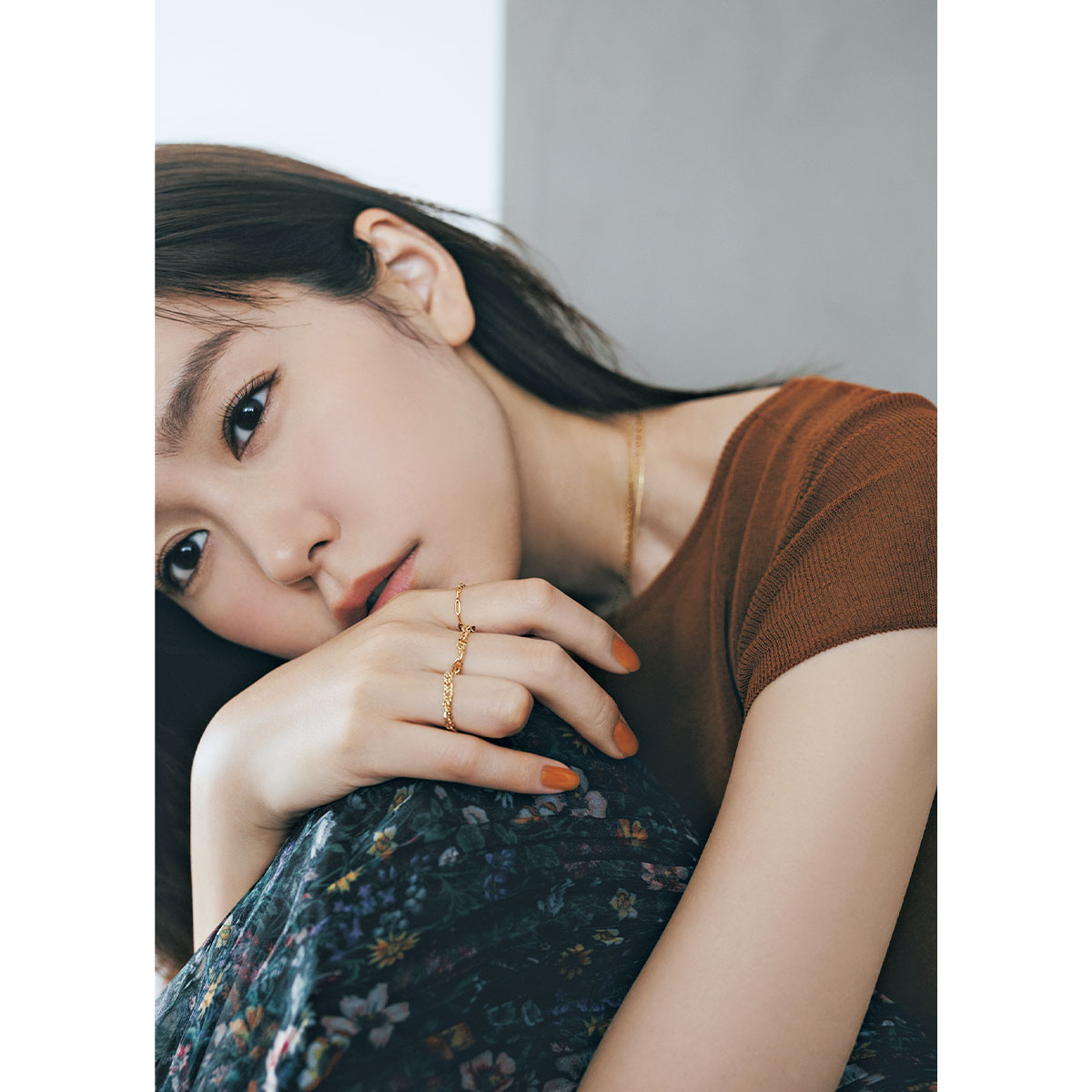 ルボンボンのチェーンリングとチェーンネックレスを重ねづけした桐谷美玲さん