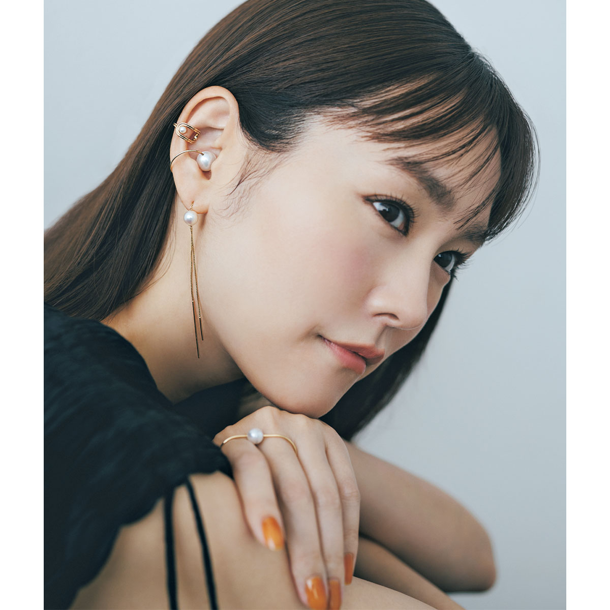 ヒロタカの両耳アシメントリーなジュエリーで耳元を盛った桐谷美玲さん
