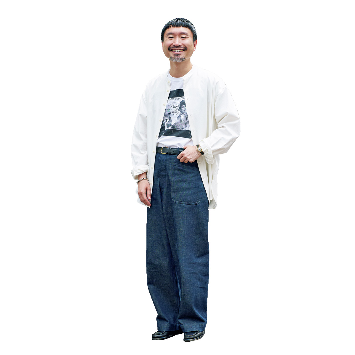 プリントTシャツとデニムにシャツを羽織ったPR業の齊藤篤史さん