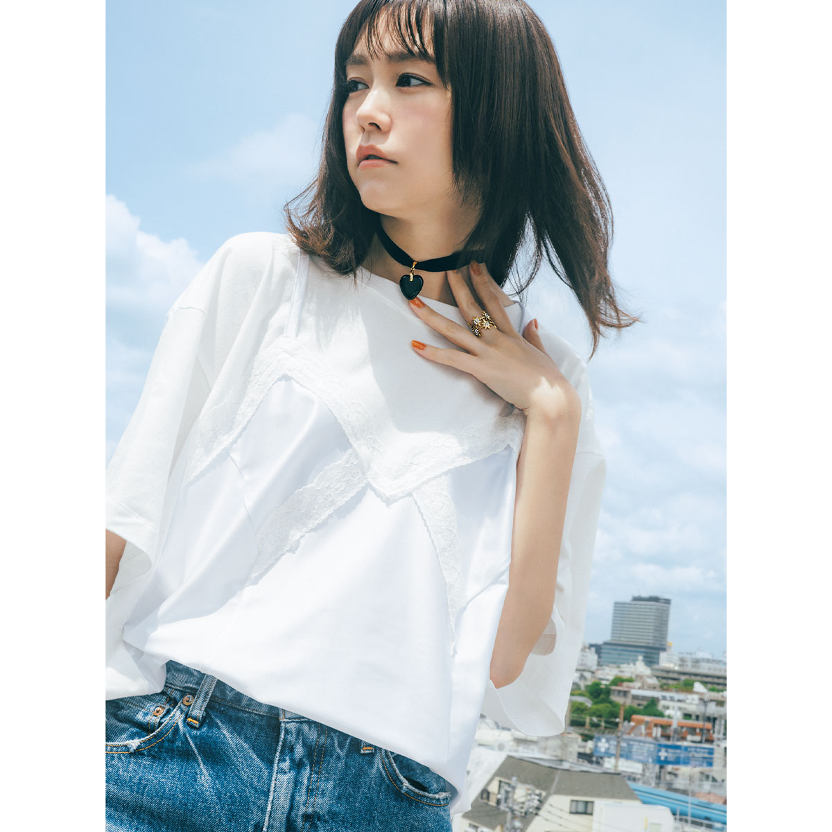 白レースTの首元にベロアリボンにハートトップがついたチョーカーをつけた桐谷美玲さん