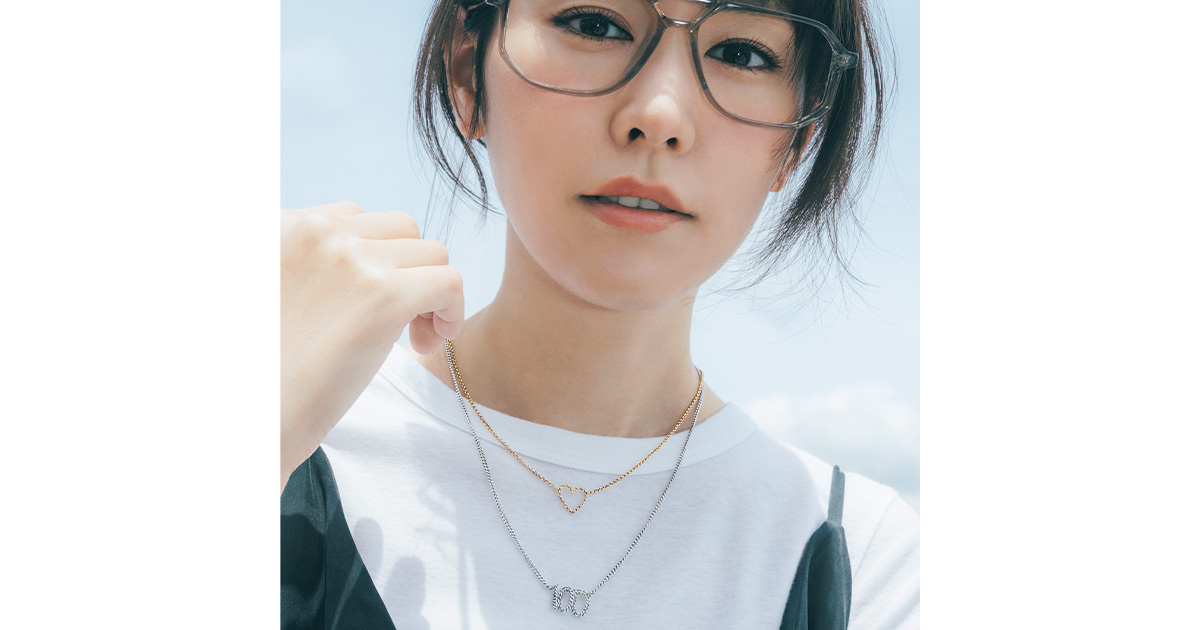 白Tに100とハートモチーフのネックレスを重ねづけした桐谷美玲さん