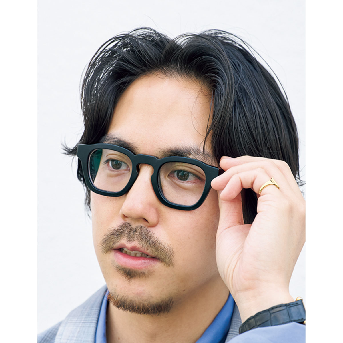 メガネとジャケットの端正な装い