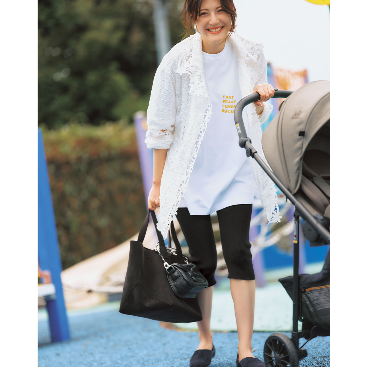 オーバーサイズのTシャツとレースジャケットにカプリパンツが好バランスな公園コーデ