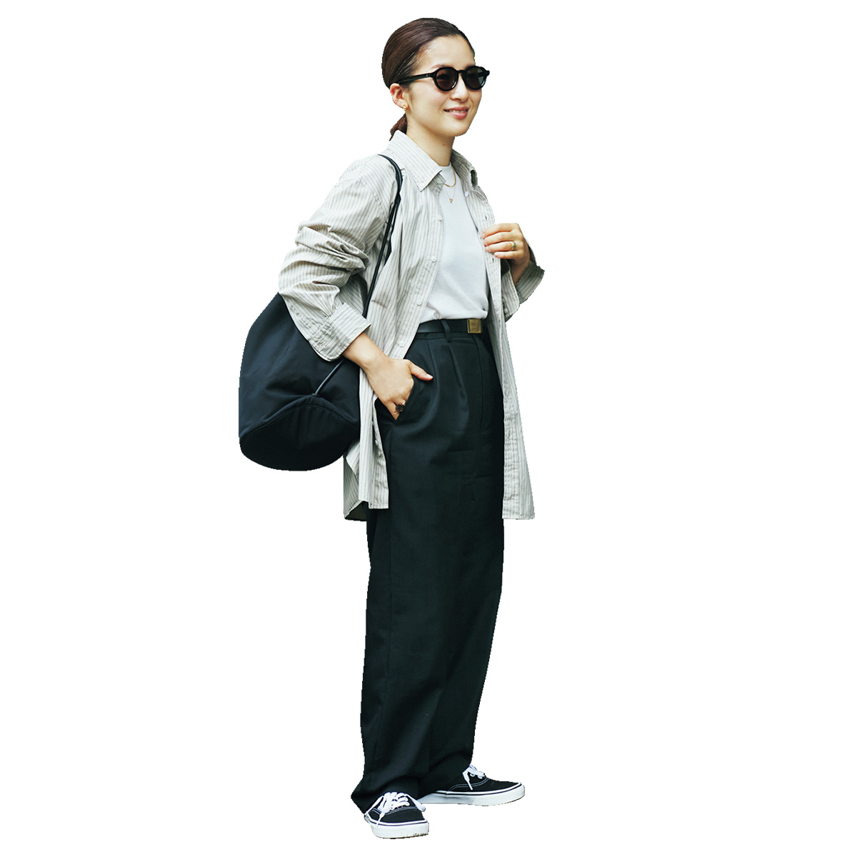 人気スタイリストのスニーカーとシャツを合わせた送迎コーデ