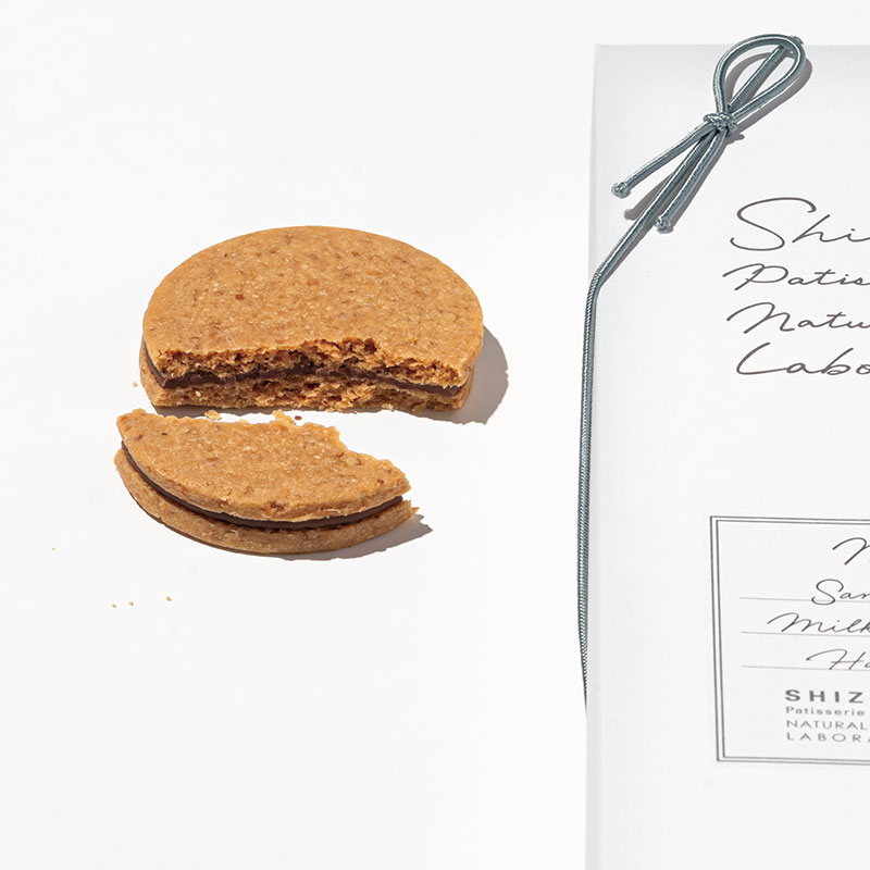 シヅカ洋菓子店 No.10 Milk Chocolate Sand Biscuit（5個入り）が置かれている画像