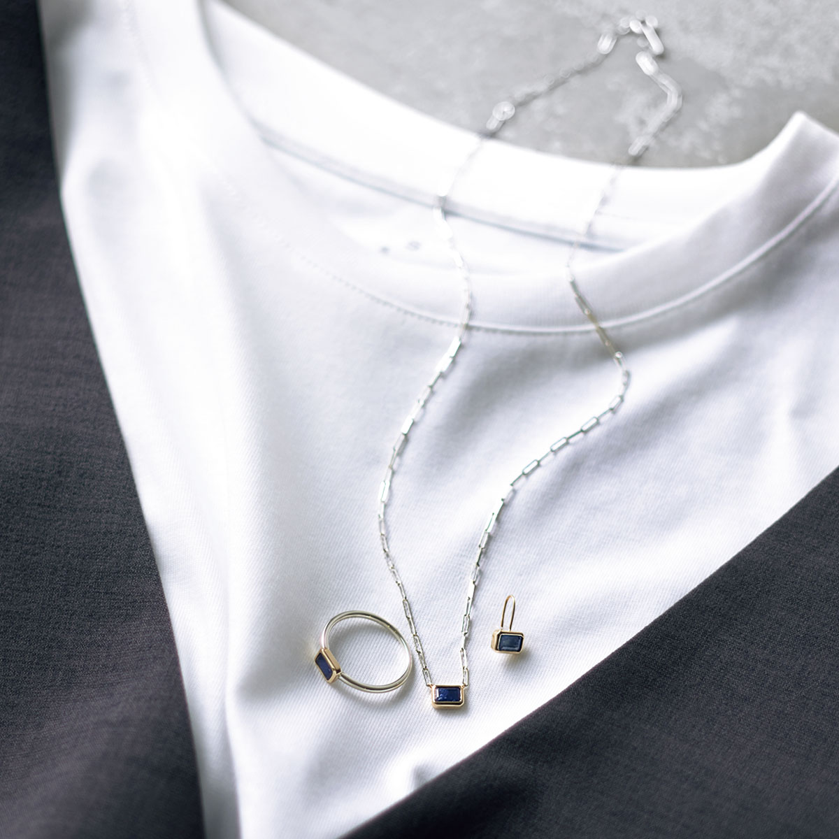 4℃の四角いカットのサファイアのネックレスとリングと片耳ピアス