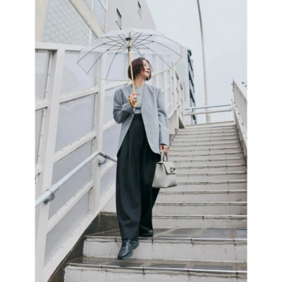 【黒パンツ×黒スニーカー】なら雨の日も安心！ジャケット合わせでキレイめキープ
