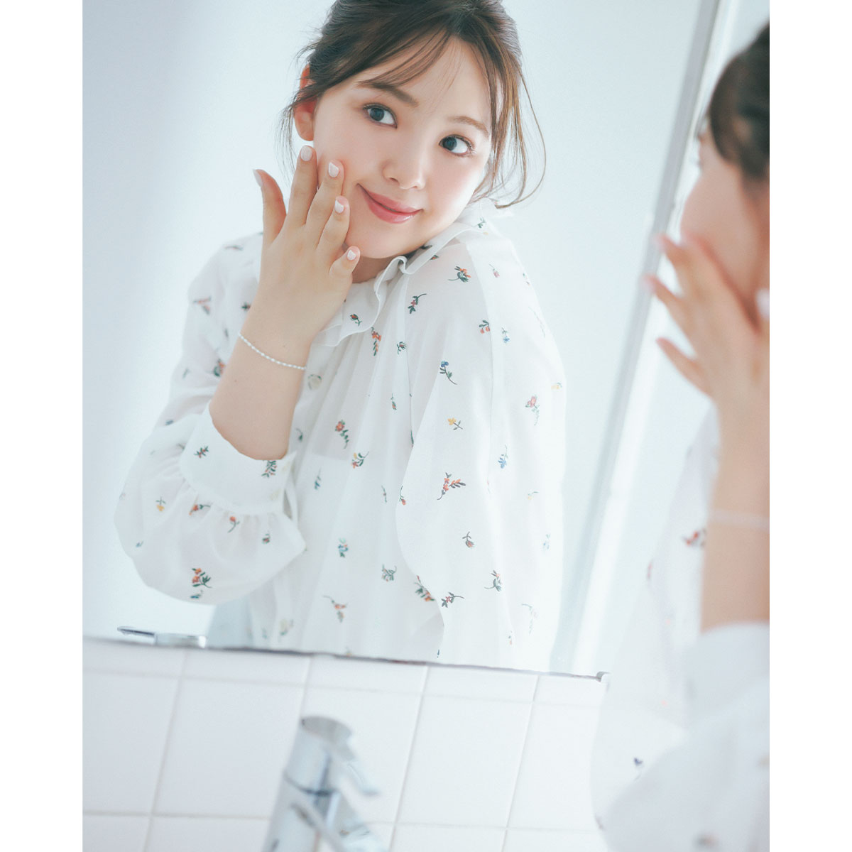 花柄ブラウスを着た藤田ニコルさん