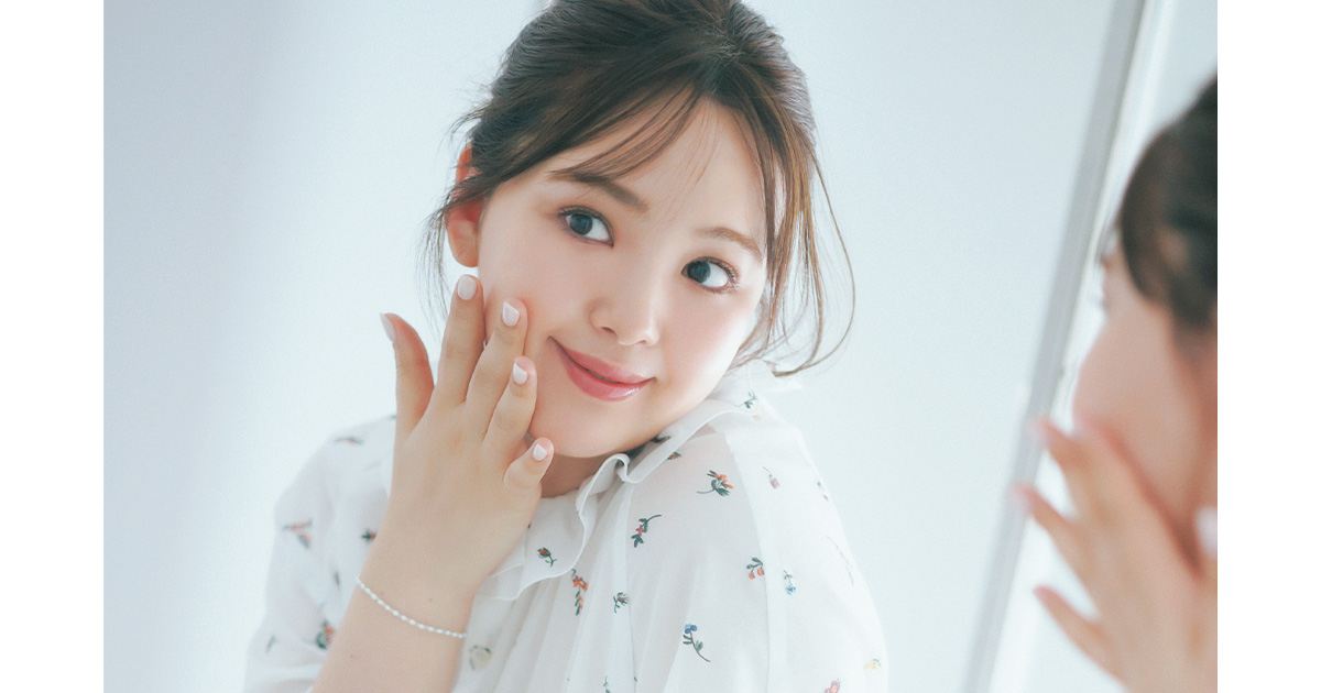花柄ブラウスを着た藤田ニコルさん