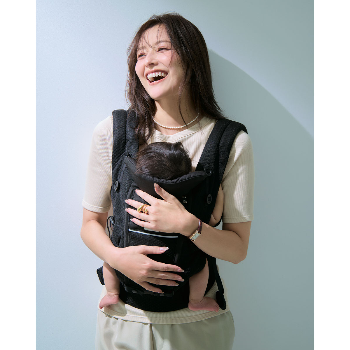 春生まれの第4子を抱っこ紐で抱っこする原田夏希さん