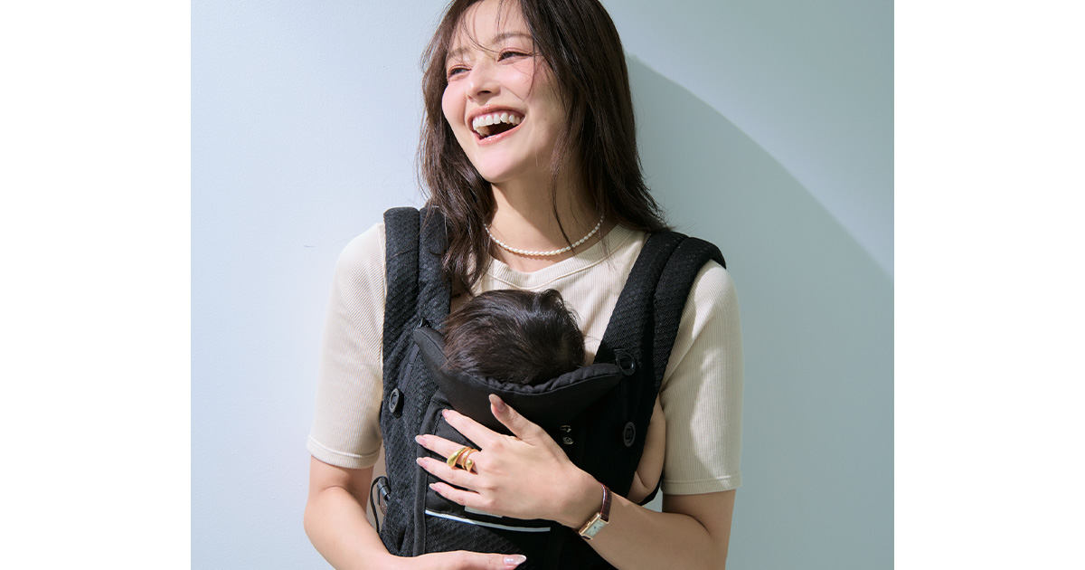 春生まれの第4子を抱っこ紐で抱っこする原田夏希さん