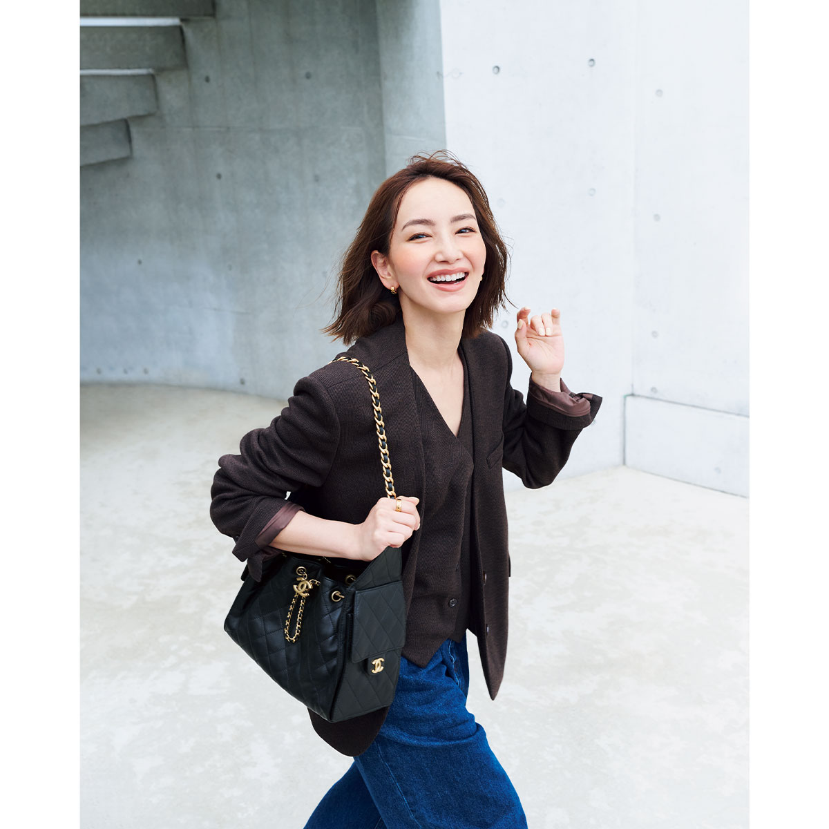 ジャケットとデニムコーデにシャネルのバッグを持った辻元舞さん