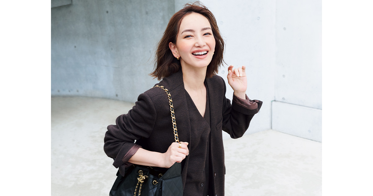 ジャケットコーデにシャネルのバッグを持った辻元舞さん