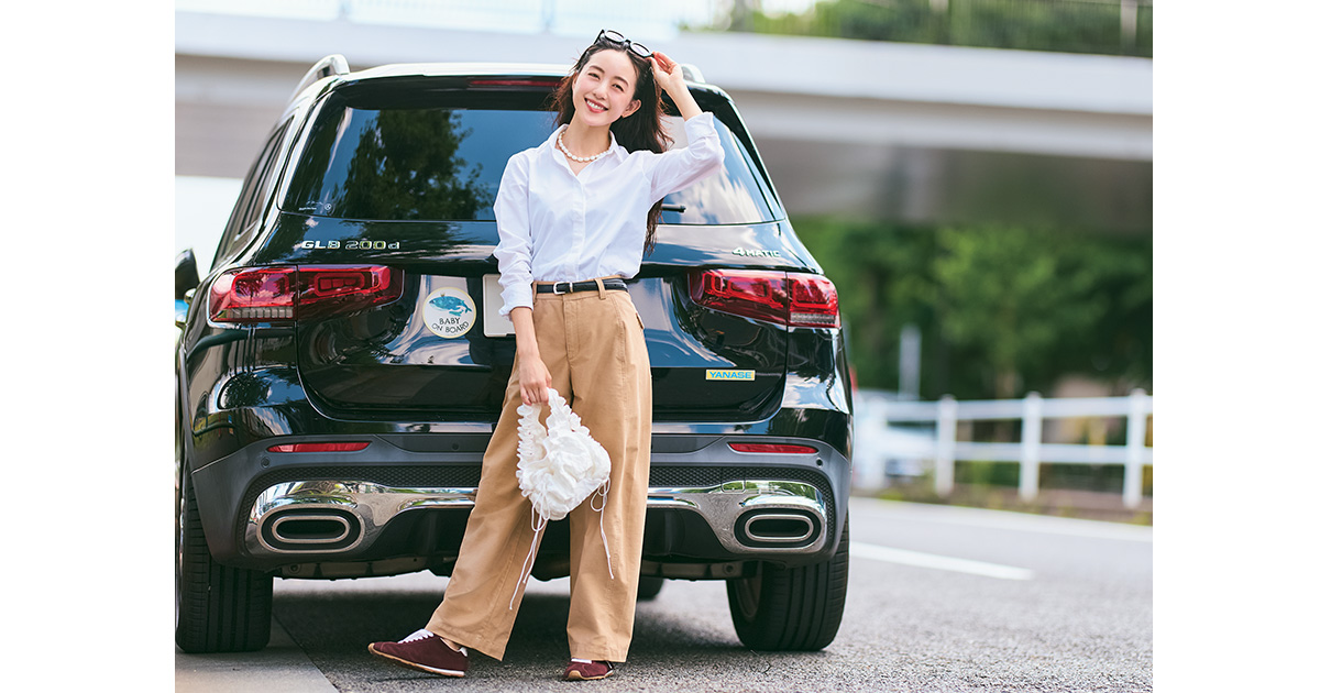 白シャツとチノパンコーデで愛車の前でポーズをとる古谷有美さん