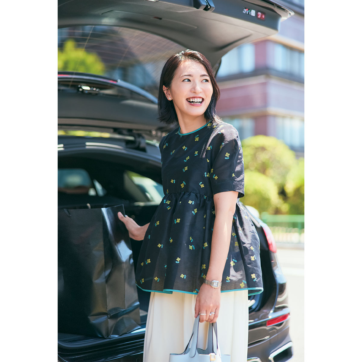 yoriの花柄トップスとパンツにエルメスのバッグを持った読者の車通勤コーデ