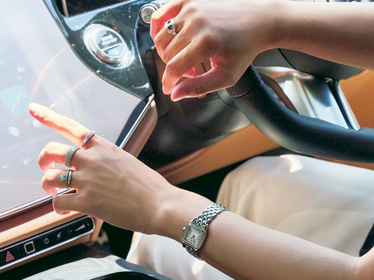 運転中に楽しんでいるカルティエとエルメスとcuddle jewelryのリングの重ね付け