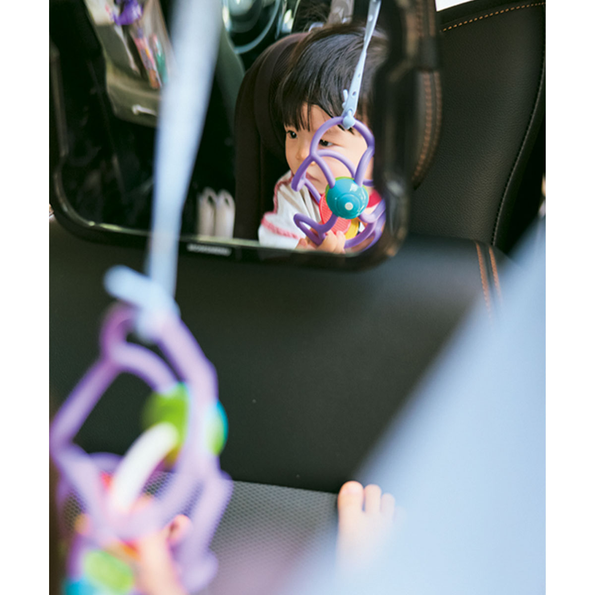 後ろ向きのチャイルドシートでも子どもの様子が見えるMOMSMENUの車用ミラー