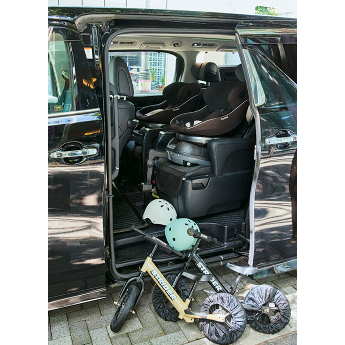 チャイルドシートにベビーカーさらにストライダーまで2つずつ収納できるミニバン