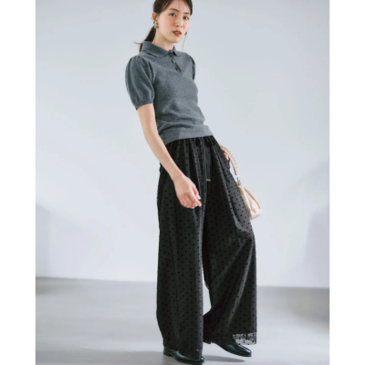 雨の日の【黒パンツ】はふんわりチュールで表情豊かに！ニットポロ合わせで甘すぎない