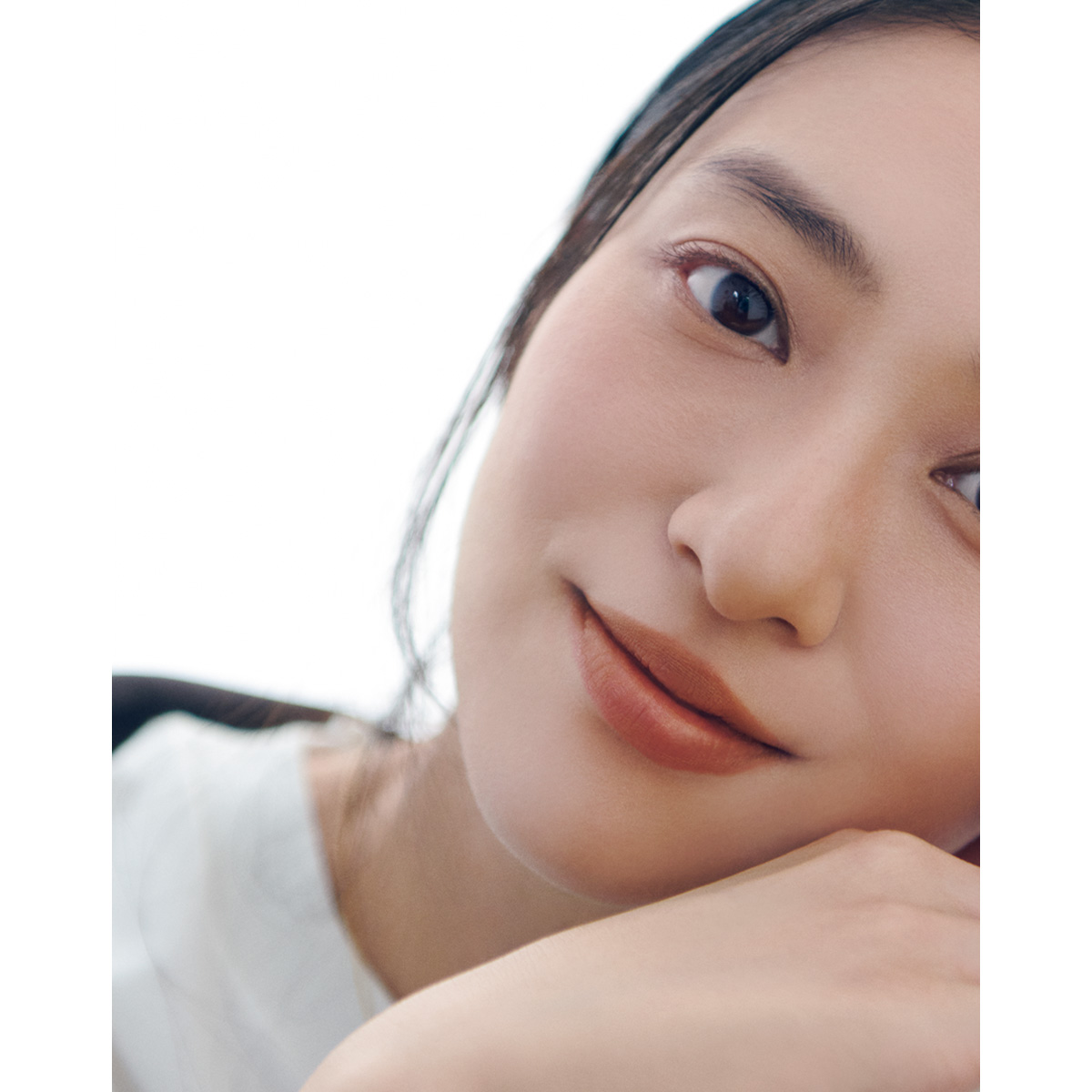ブラウン系リップをつけた武井咲さん