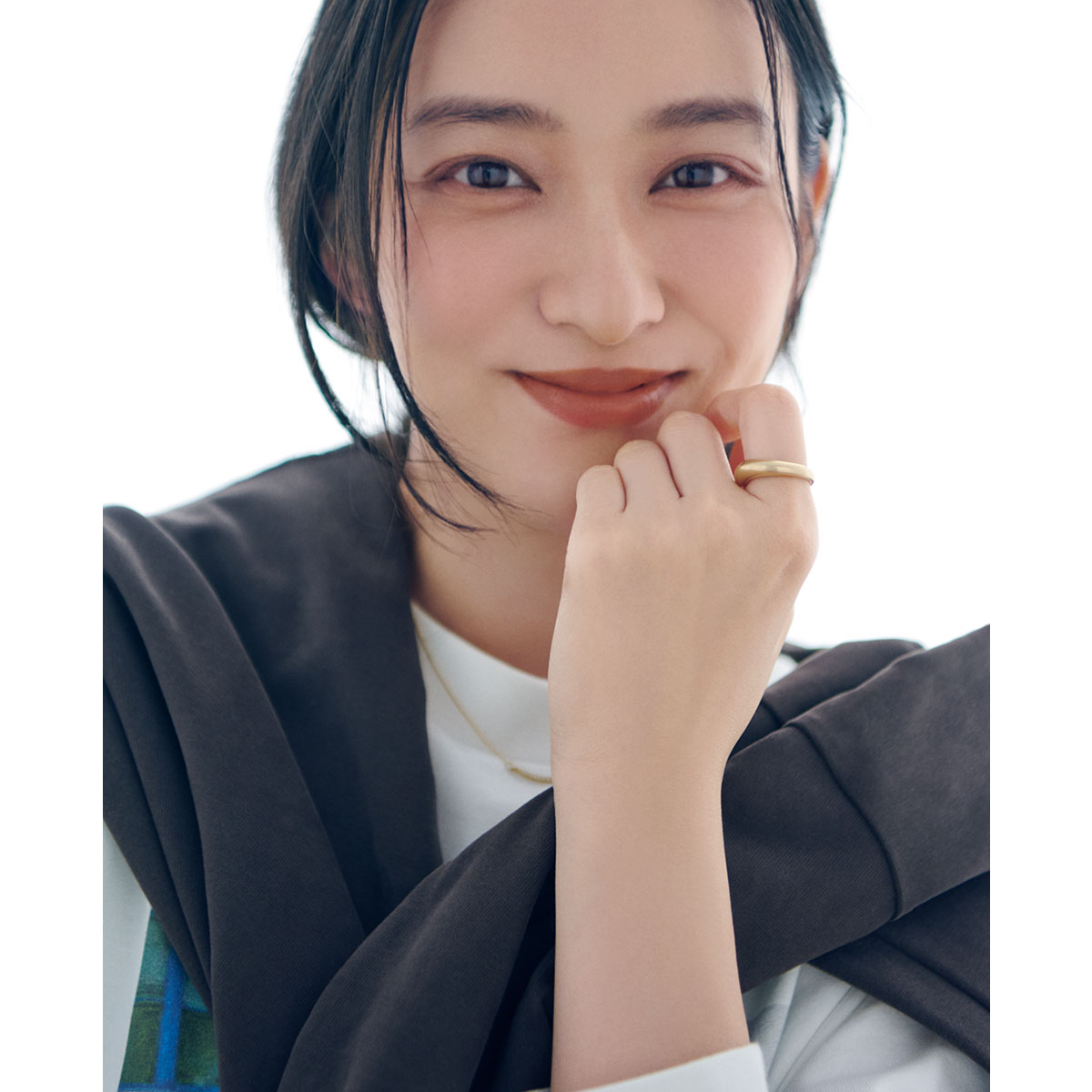 フォトTシャツにブラウンのロンTを肩掛けしてブラウン系リップをつけた武井咲さん