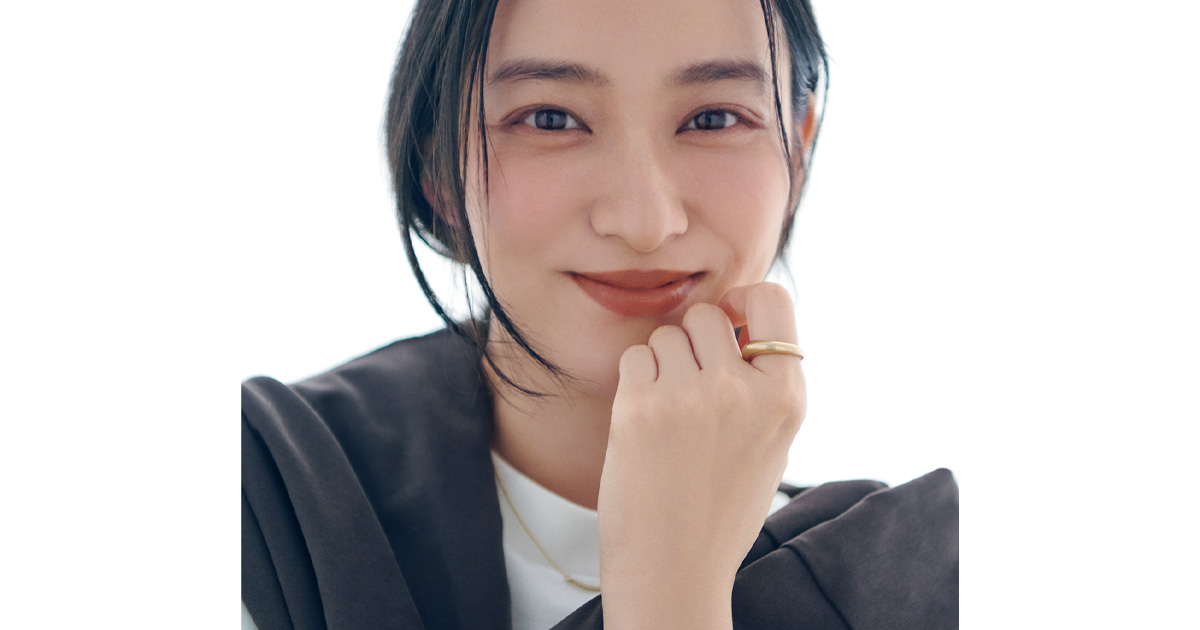 ブラウン系リップをつけた武井咲さん