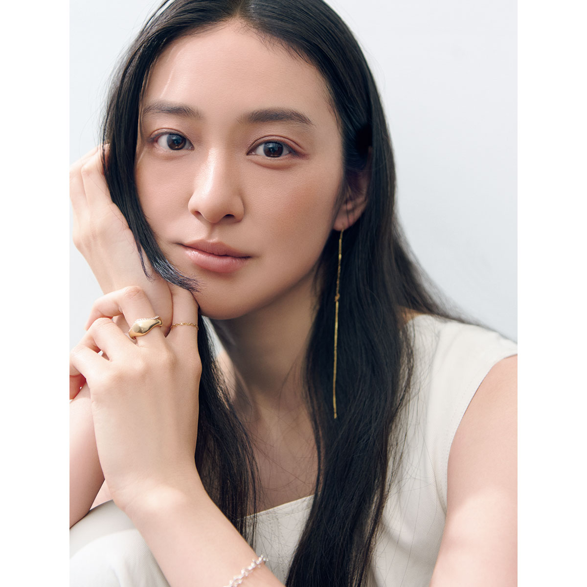 生成りのオールインワンにミュートカラーのリップをつけた武井咲さん