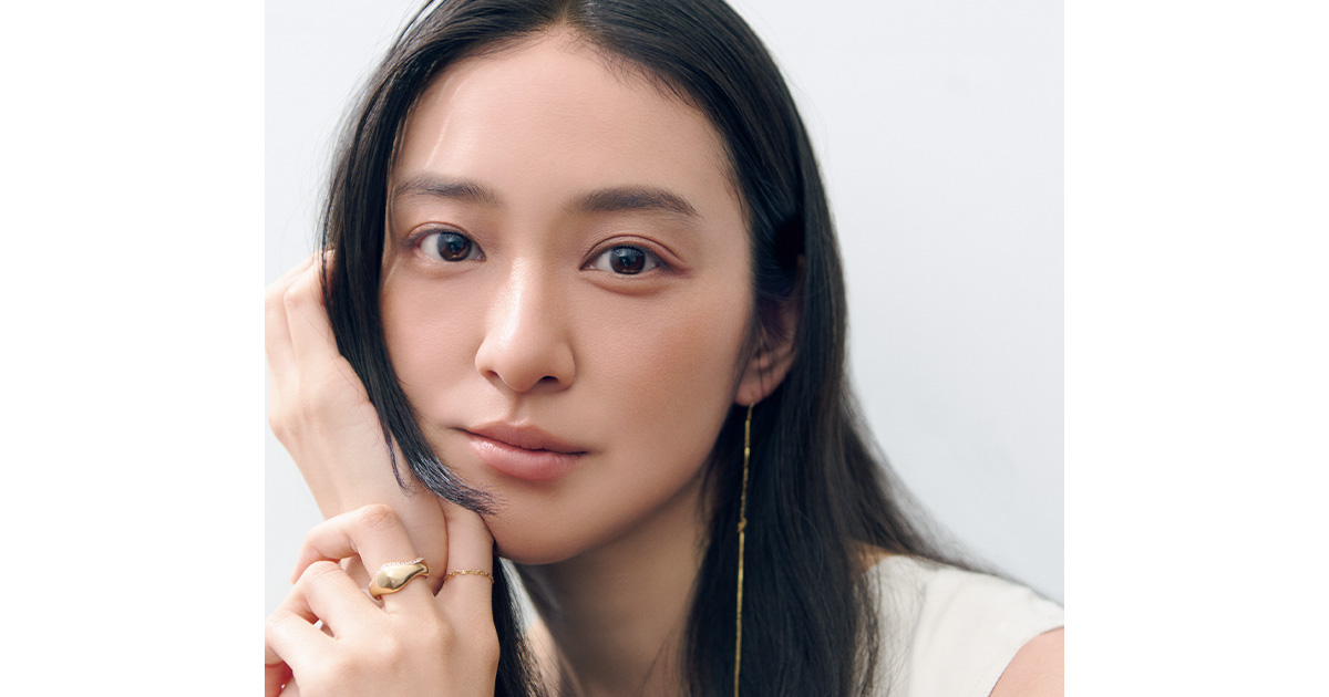 ミュートカラーのリップをつけた武井咲さん