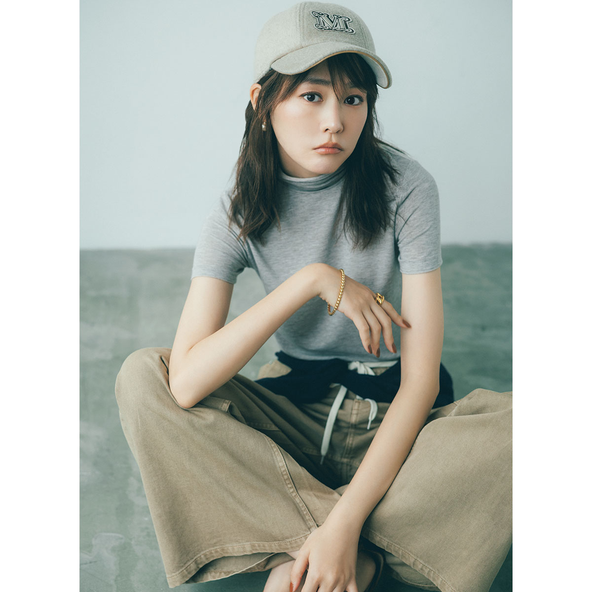 ハイネックTシャツとデニムのカジュアルコーデをマックスマーラのキャップで格上げ
