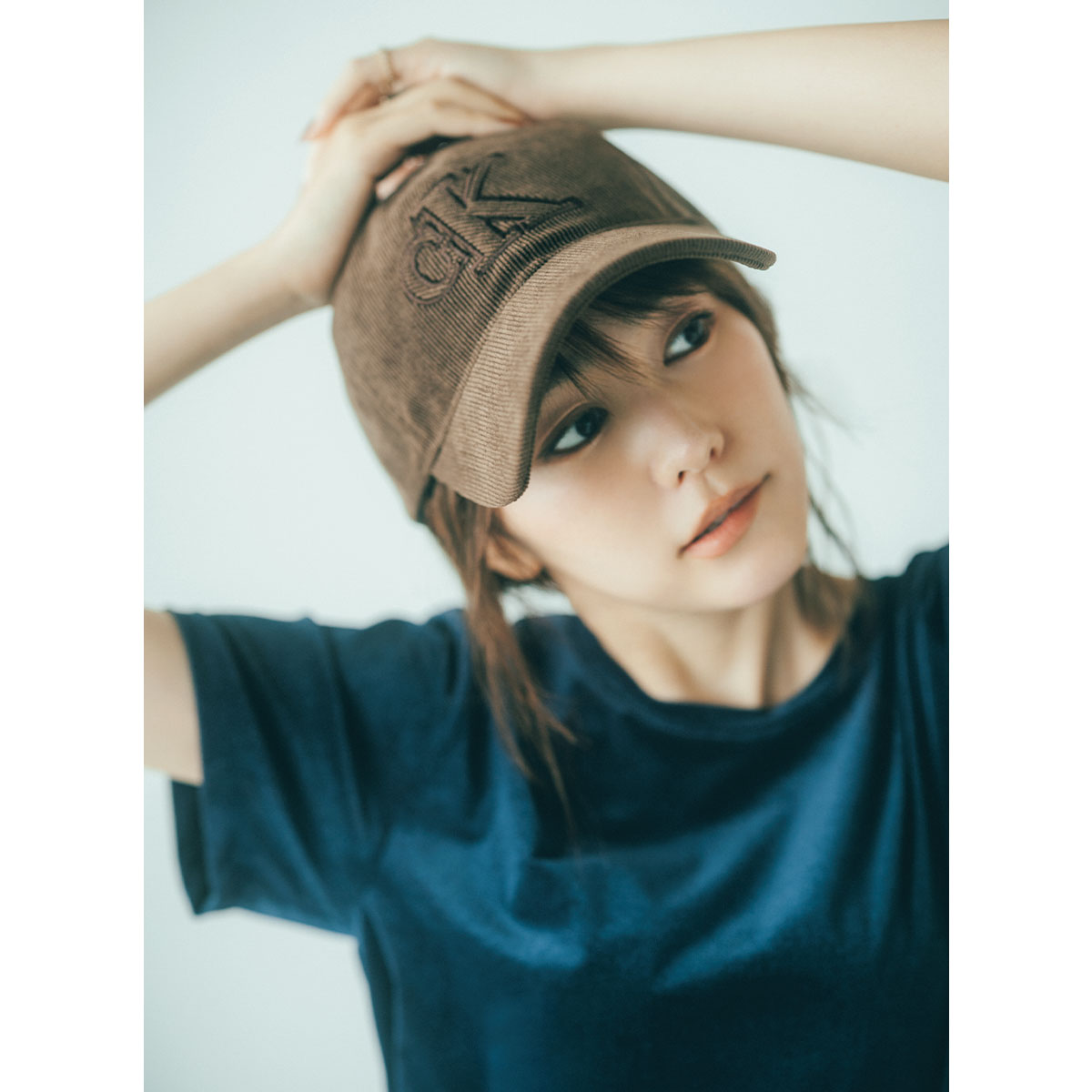 ベロアTシャツにカルバンクラインのブラウンのキャップで秋っぽさをプラス